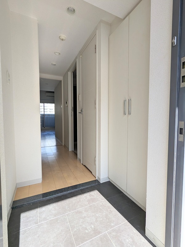 玄関　同物件別部屋写真