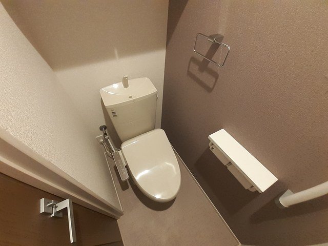 トイレ　落ち着いた色調のトイレです