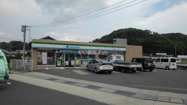 コンビニ　ファミリーマート 伊賀上野インター店（コンビニ）まで1299m