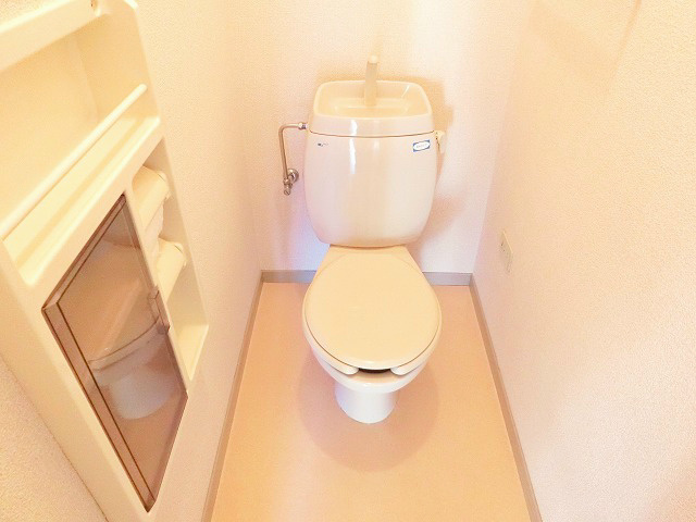 トイレ　ラックが設置されたトイレスペース。