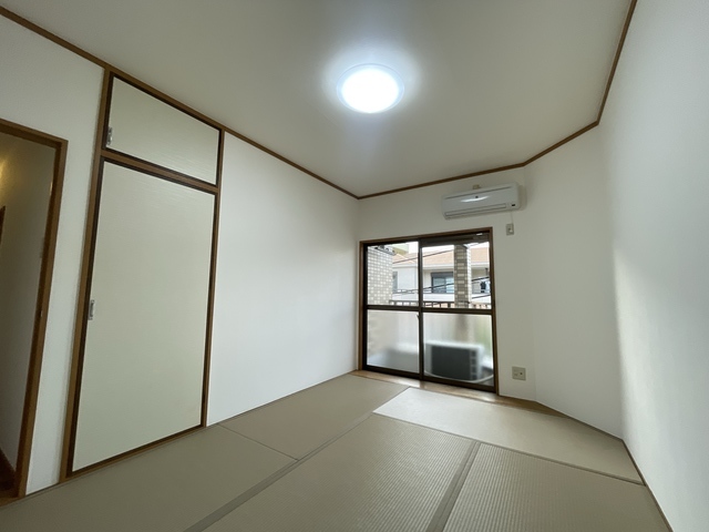 居室・リビング　エアコン１基は残置物。