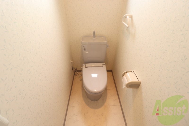 トイレ　お風呂にも小窓付きで通気性あり