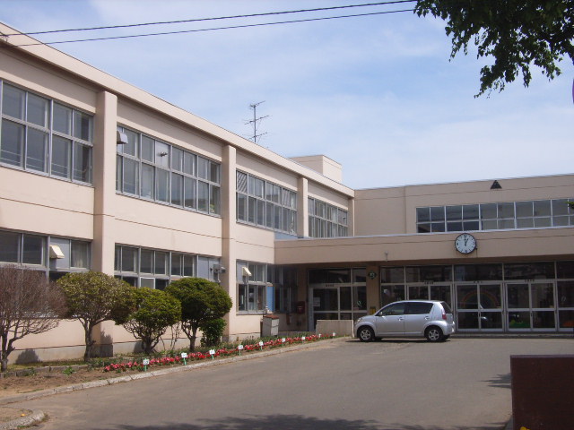 小学校　江別市立大麻東小学校（小学校）まで451m