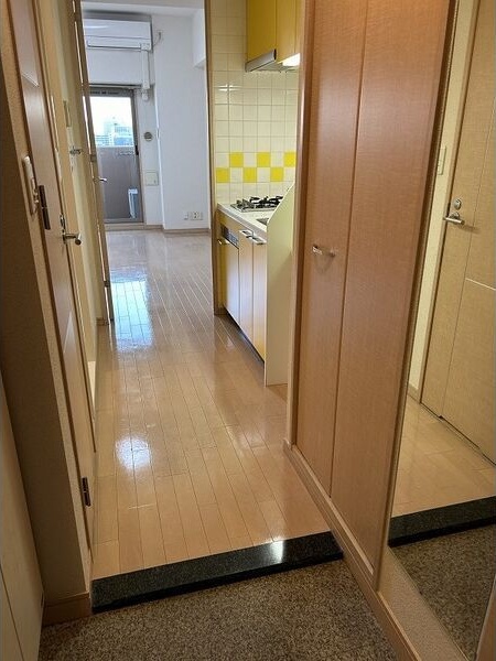 玄関　※写真は同じマンションの違う部屋のものになります。