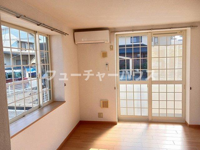 居室・リビング　明るい色調の室内です
