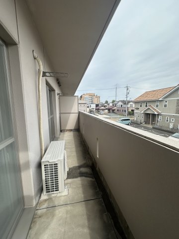バルコニー　退去前のため同型他号室の写真を掲載しています。