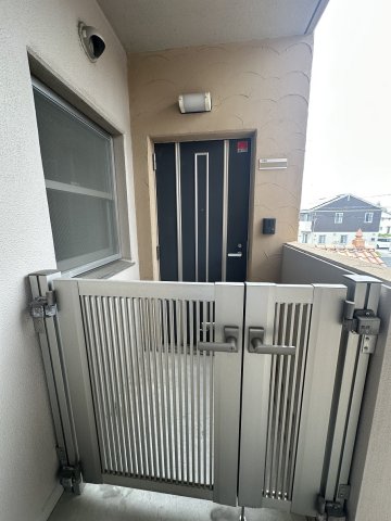 エントランス　退去前のため同型他号室の写真を掲載しています。