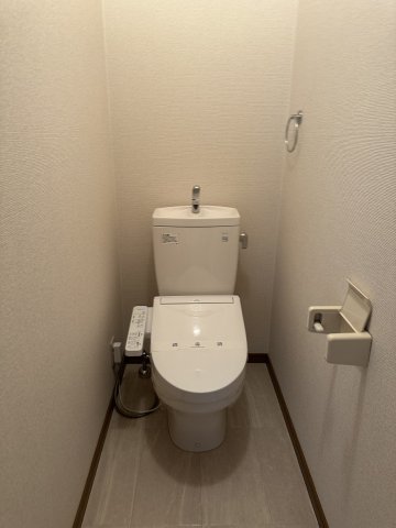 トイレ　退去前のため同型他号室の写真を掲載しています。