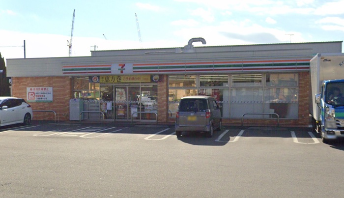 コンビニ　セブンイレブン（コンビニ）まで121m