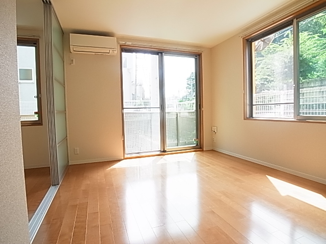 居室・リビング　明るいお部屋です