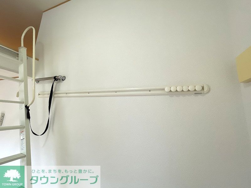 収納　壁付ハンガーレール