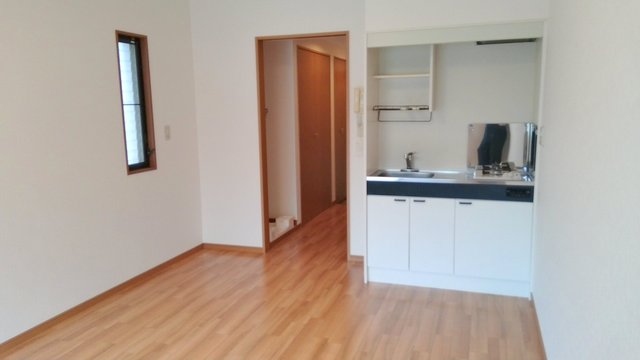居室・リビング　角部屋につき、キッチン横にも窓有り