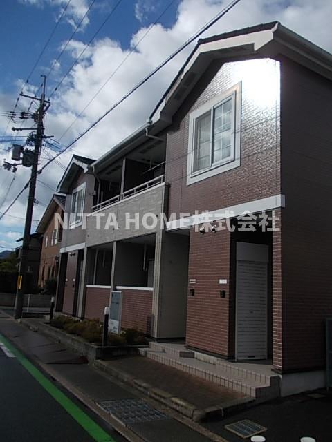 エントランス　シックな印象の外観です♪