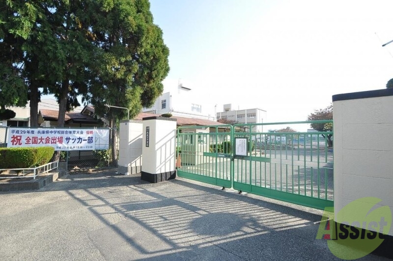 中学校　神戸市立 歌敷山中学校（中学校）まで382m