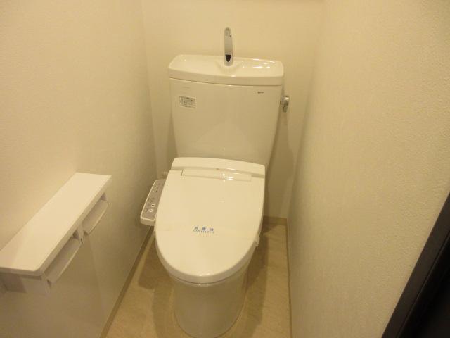 トイレ　嬉しい温水洗浄便座付きのトイレです