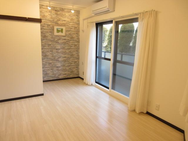 居室・リビング　アクセントクロスがおしゃれなフローリングのお部屋
