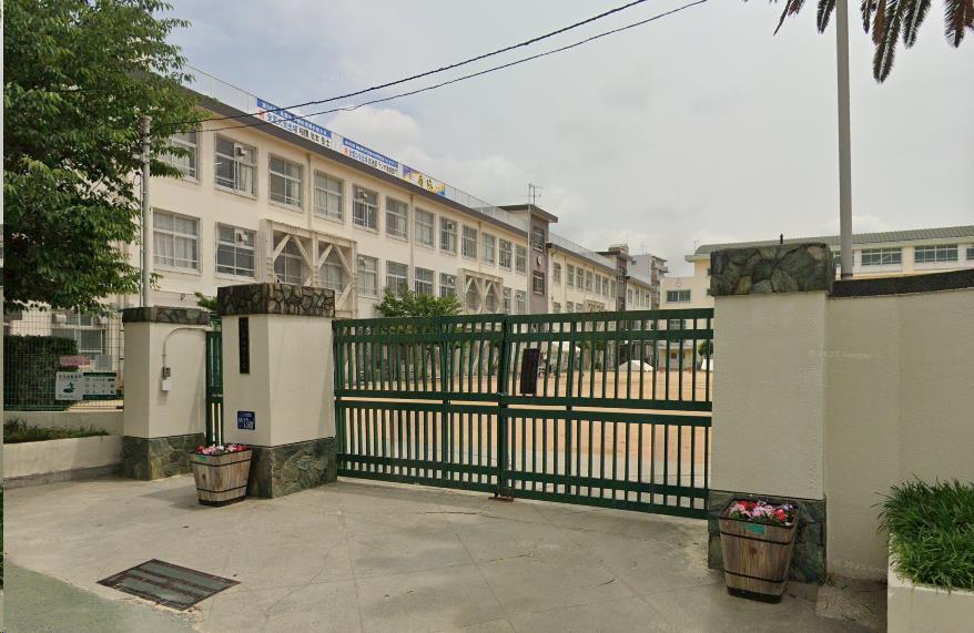 中学校　原田中学校（中学校）まで423m