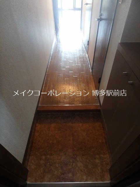 玄関　同物件、別号室の写真です。