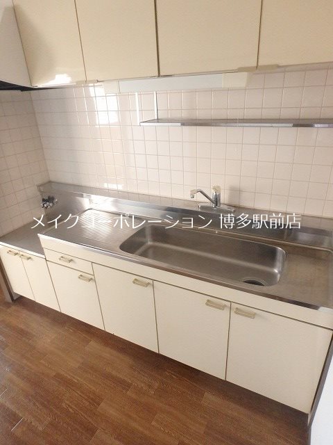 キッチン　同物件、別号室の写真です。