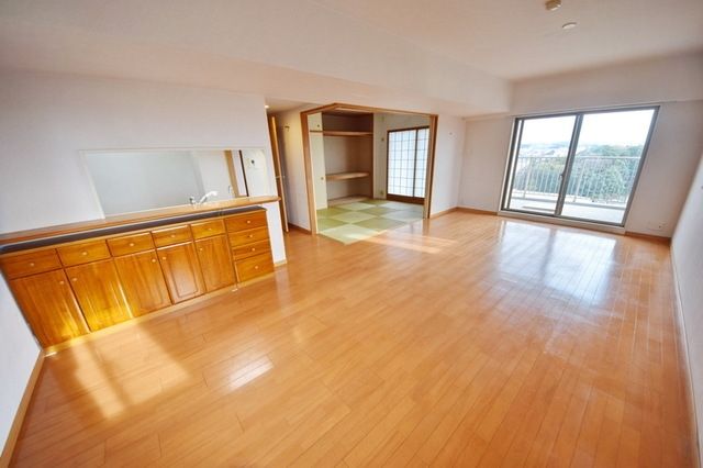 居室・リビング　★木目調のきれいなお部屋★