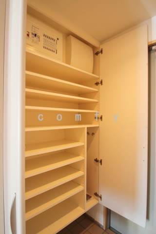 玄関　高さのあるシューズＢＯＸ