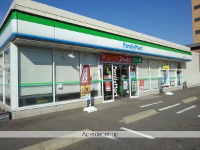 コンビニ　ファミリーマート（コンビニ）まで50m