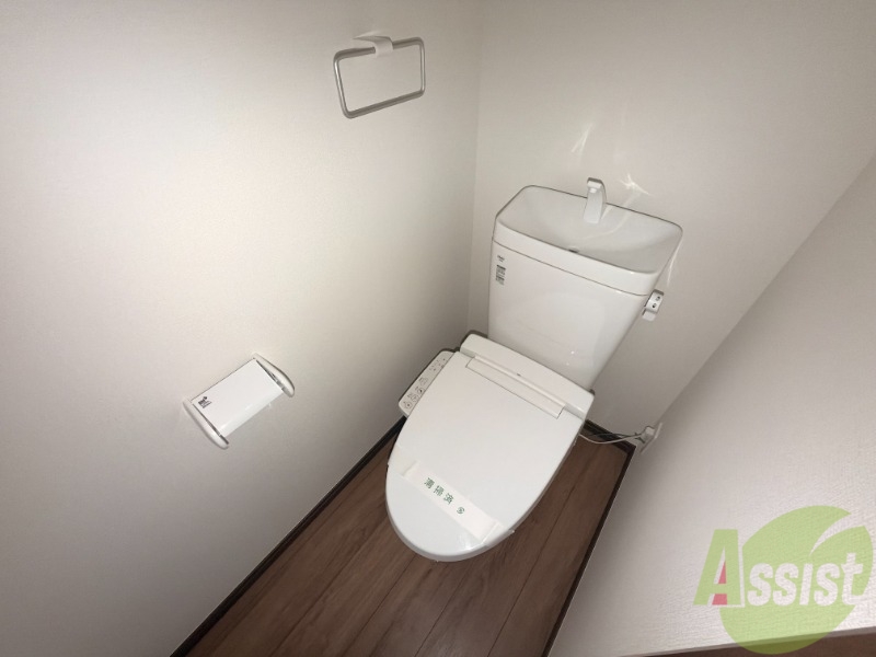 トイレ　トイレは温水洗浄便座です。シンプルな雰囲気になっています。