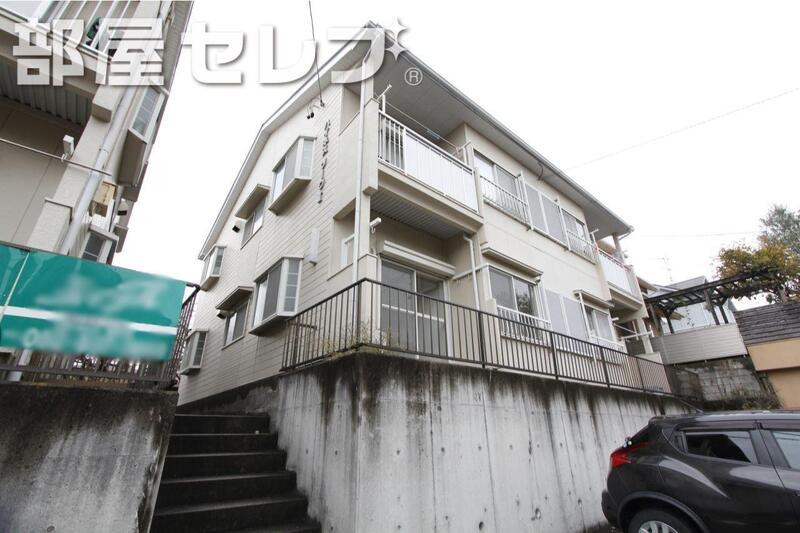 建物外観　２階建ての低層住宅。
