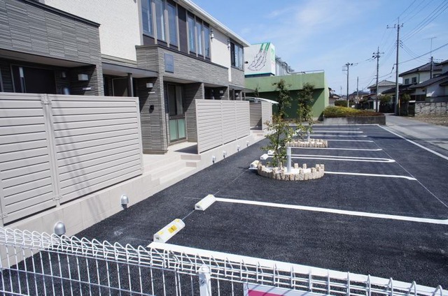 駐車場　広々駐車場。駐輪場、敷地内にごみステーションあり。