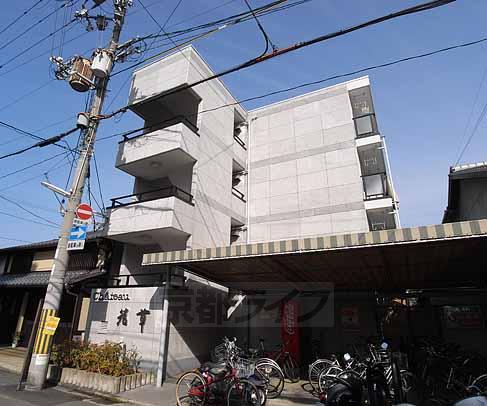 京都市上京区新猪熊東町のマンションの建物外観