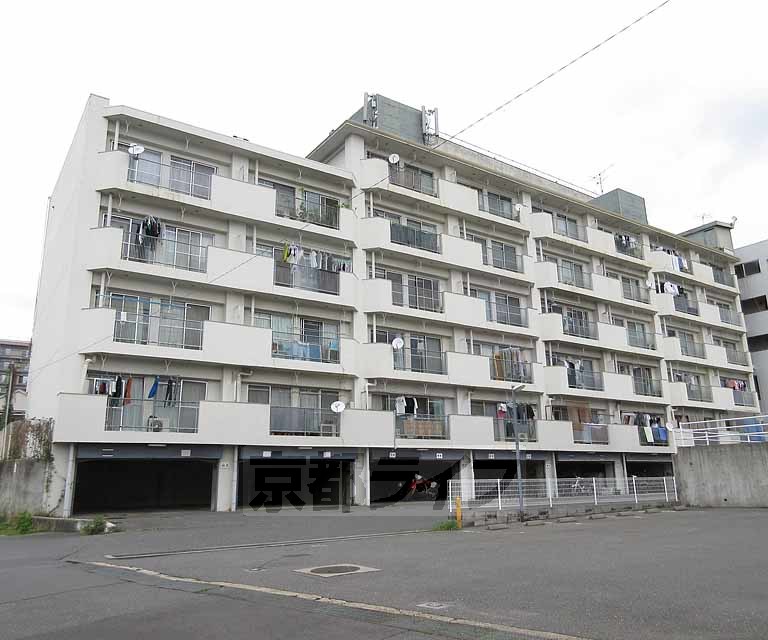 京都市山科区西野山階町のマンションの建物外観