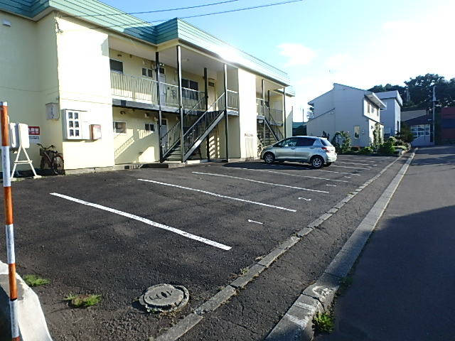 【北広島市共栄町のアパートの駐車場】