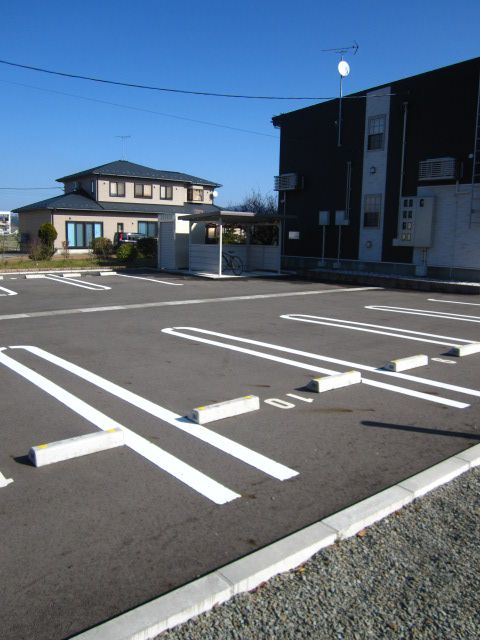 【由利本荘市薬師堂のアパートの駐車場】