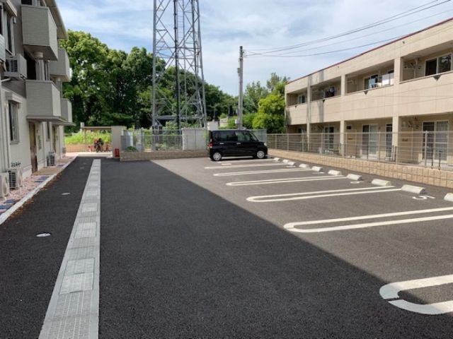 【マルテ・エスト美咲野の駐車場】