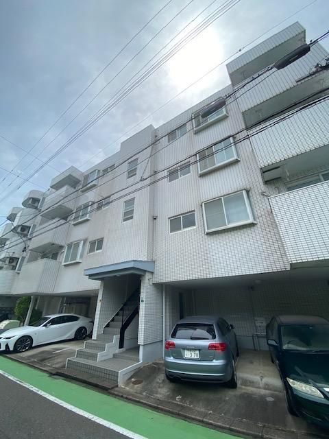建物外観　【外観写真】白い外観でスッキリした印象。タイルがキラキラして