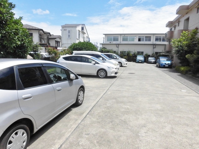 【藤沢市下土棚のマンションの駐車場】