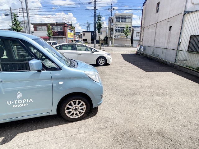 【ハイネス鹿島の駐車場】