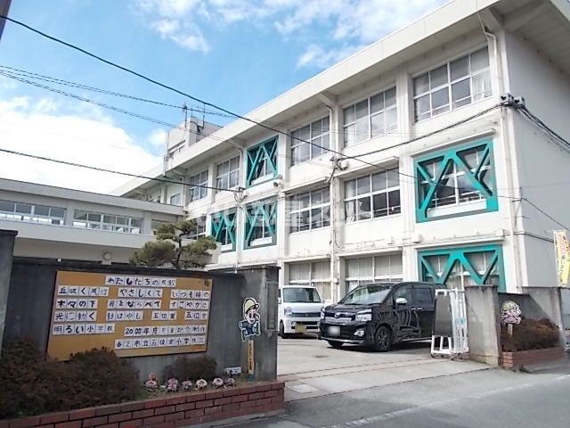 【香芝市瓦口のマンションの小学校】