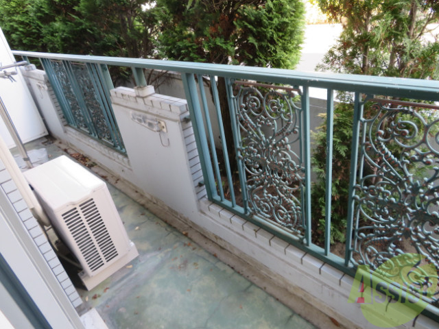 バルコニー　バルコニーです。とても広く洗濯物干しにも困りませんね。