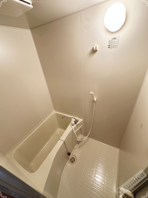 バス・シャワールーム　※４０３号室・リフォーム前の写真となります。