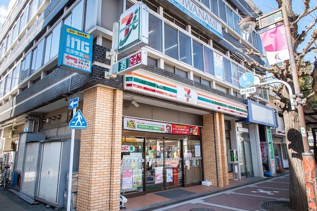 コンビニ　セブンイレブン青梅駅前店（コンビニ）まで563m
