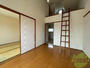 居室・リビング　南側の洋室。陽当たりが良く生活のメインになりそうな部屋です。