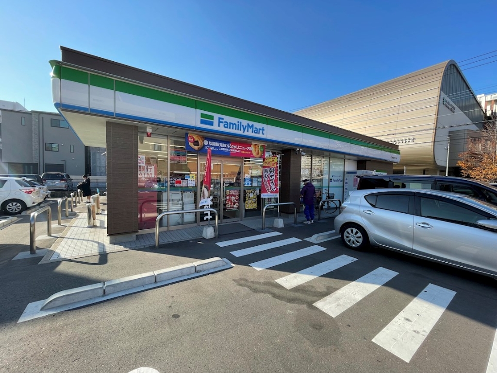 コンビニ　ファミリーマート 城南鳥飼7丁目店（コンビニ）まで835m