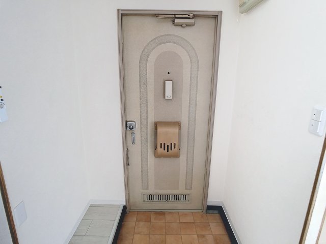 玄関　掲載写真につきましては、同型モデルを掲載しておりますため、実