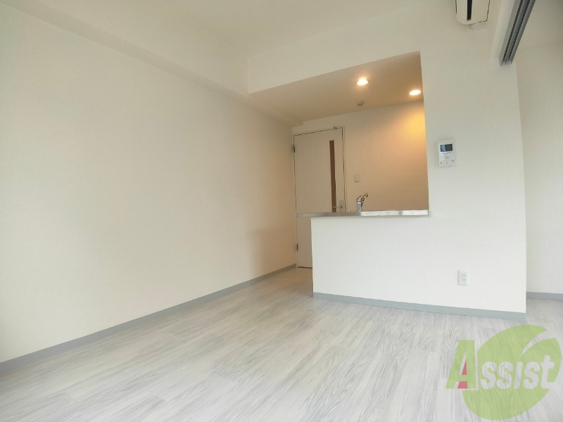 居室・リビング　リビングです。白を基調としていてお部屋全体が明るいですね！