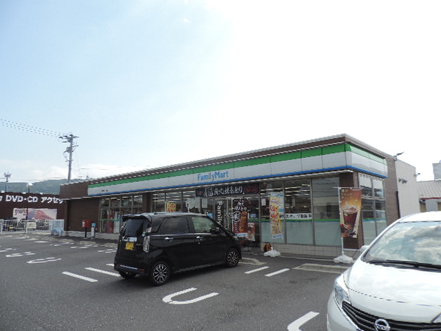 コンビニ　ファミリーマート八幡御開三丁目店（コンビニ）まで692m