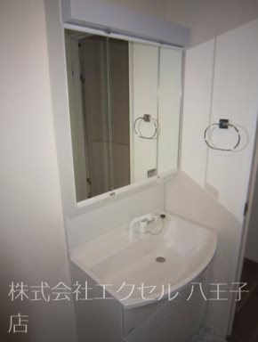 洗面設備　朝に便利な三面鏡付洗面台完備♪（同建物別室の画像です）