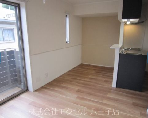 居室・リビング　日当たり良好の綺麗な11.2畳のロビング♪（同建物別室の画像