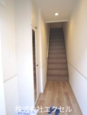 玄関　鏡付きシューズボックス完備の綺麗な玄関♪（同建物別室の画像で