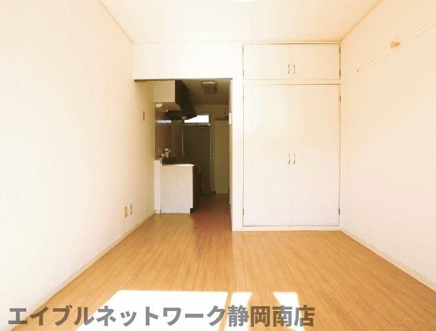 居室・リビング　こちらの居間で趣味の時間をお楽しみください